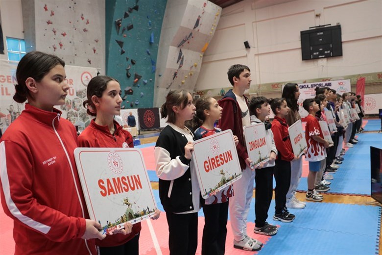 Okul Sporları Taekwondo Gençler Kız-Erkek Grup Müsabakaları Samsun devam ediyor.