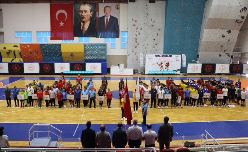 Futsal Yıldızlar Kız-Erkek Türkiye Birinciliği müsabakaları Samsun'da başladı.