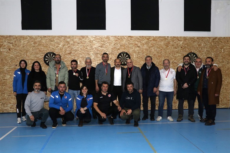 Gazeteciler dart turnuvasında yarıştı